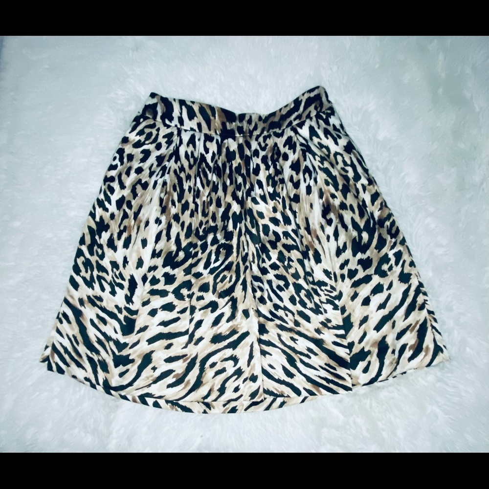 White House Black Market skirt. 
Ladies size 2